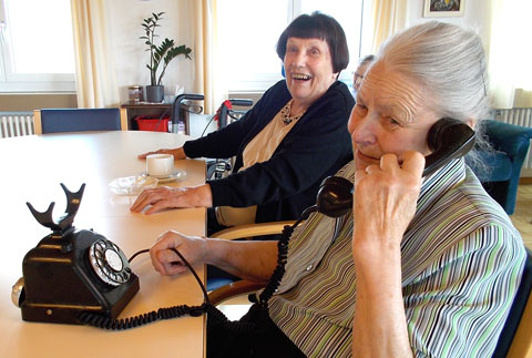 Altes Telefon mit alter Frau